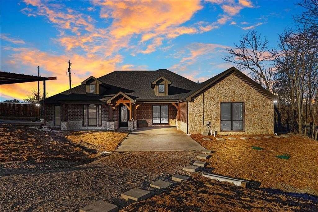 2 Acres of Land with Home for Sale in Van Alstyne, Texas