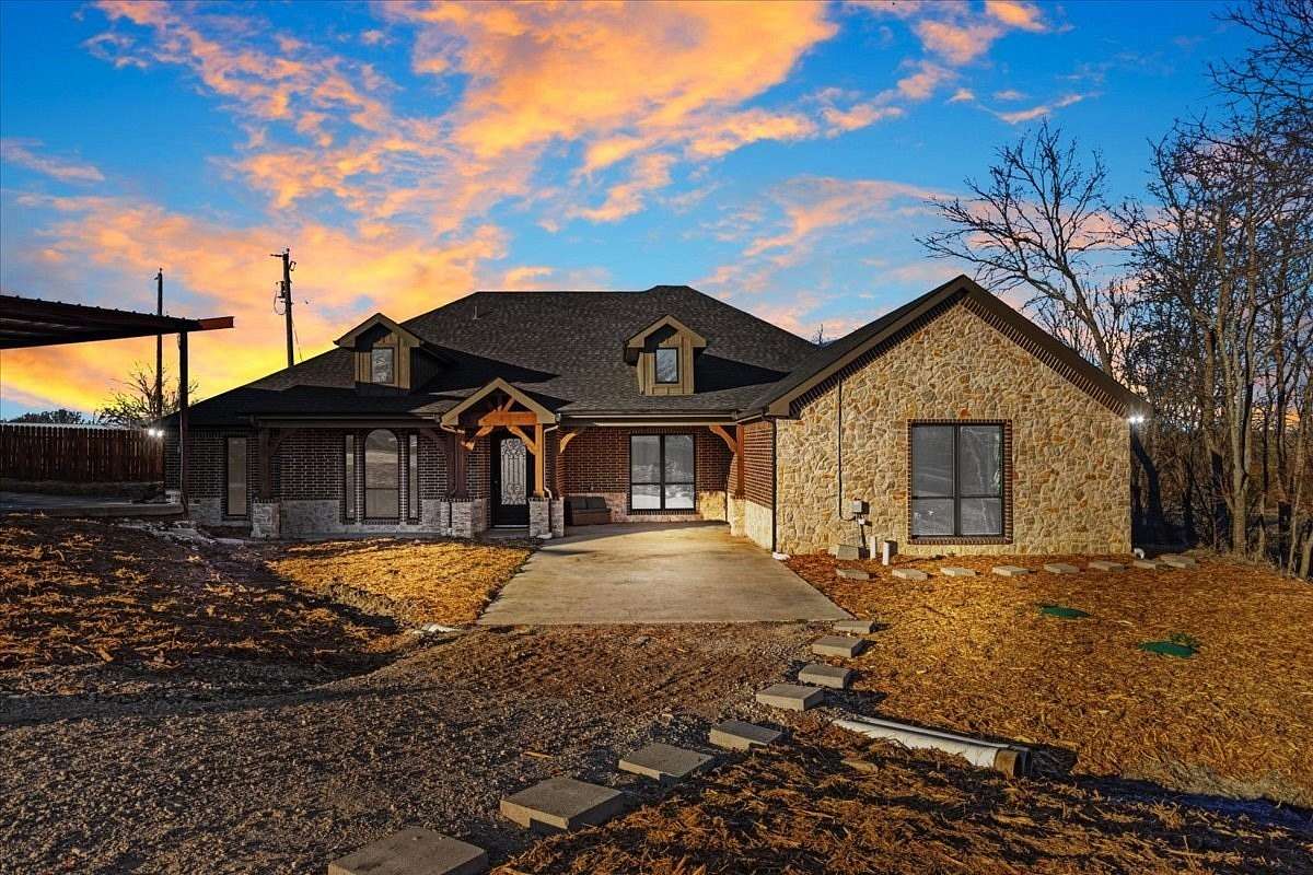 2 Acres of Land with Home for Sale in Van Alstyne, Texas