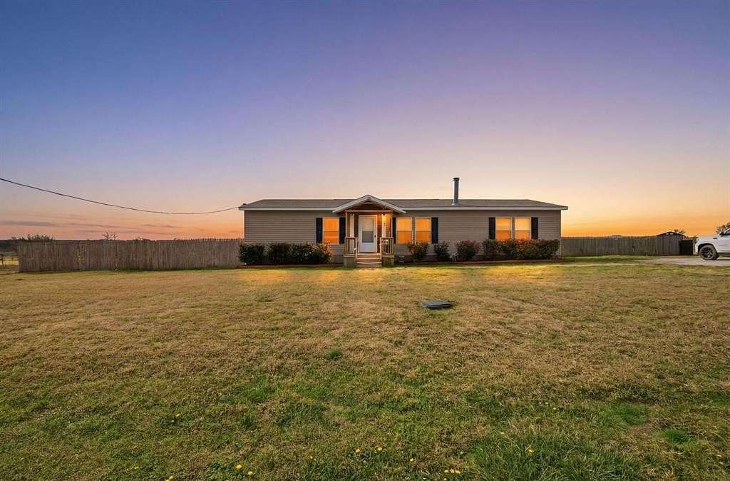 3.23 Acres of Land with Home for Sale in Whitesboro, Texas