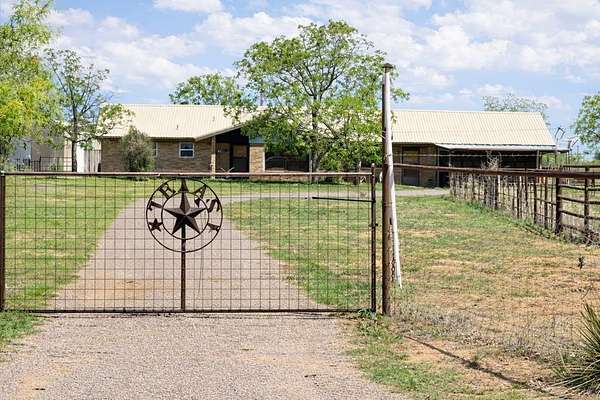 6 Acres of Improved Mixed-Use Land for Sale in Gardendale, Texas