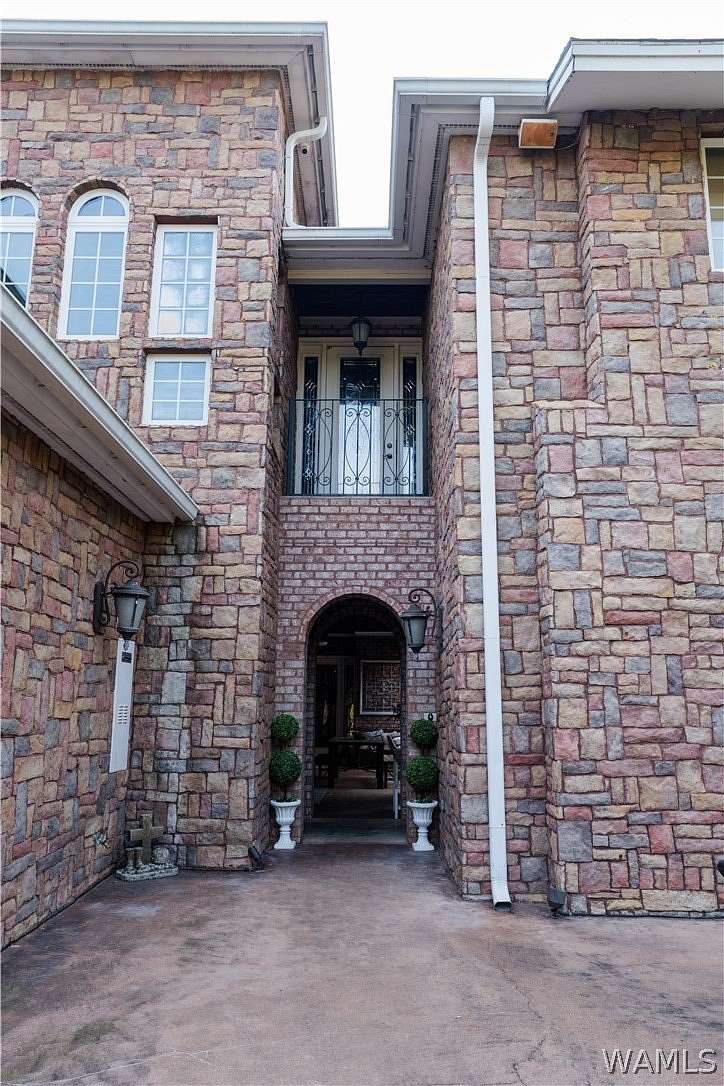 15.7 Acres of Land with Home for Sale in Linden, Alabama