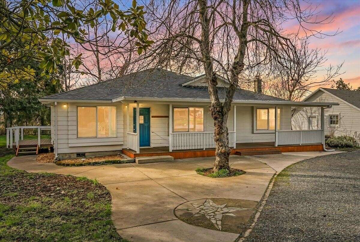 7.75 Acres of Land with Home for Sale in Phoenix, Oregon