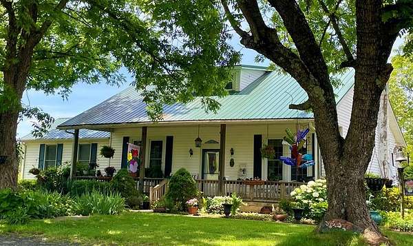 28.3 Acres of Land with Home for Sale in Appomattox, Virginia