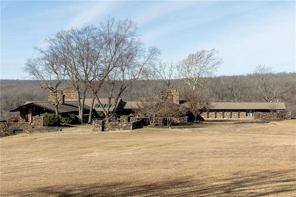 807 Acres of Land with Home for Sale in Fayetteville, Arkansas