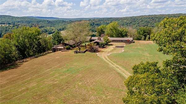 807 Acres of Land with Home for Sale in Fayetteville, Arkansas