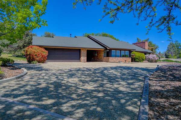 10.5 Acres of Land with Home for Sale in Yreka, California