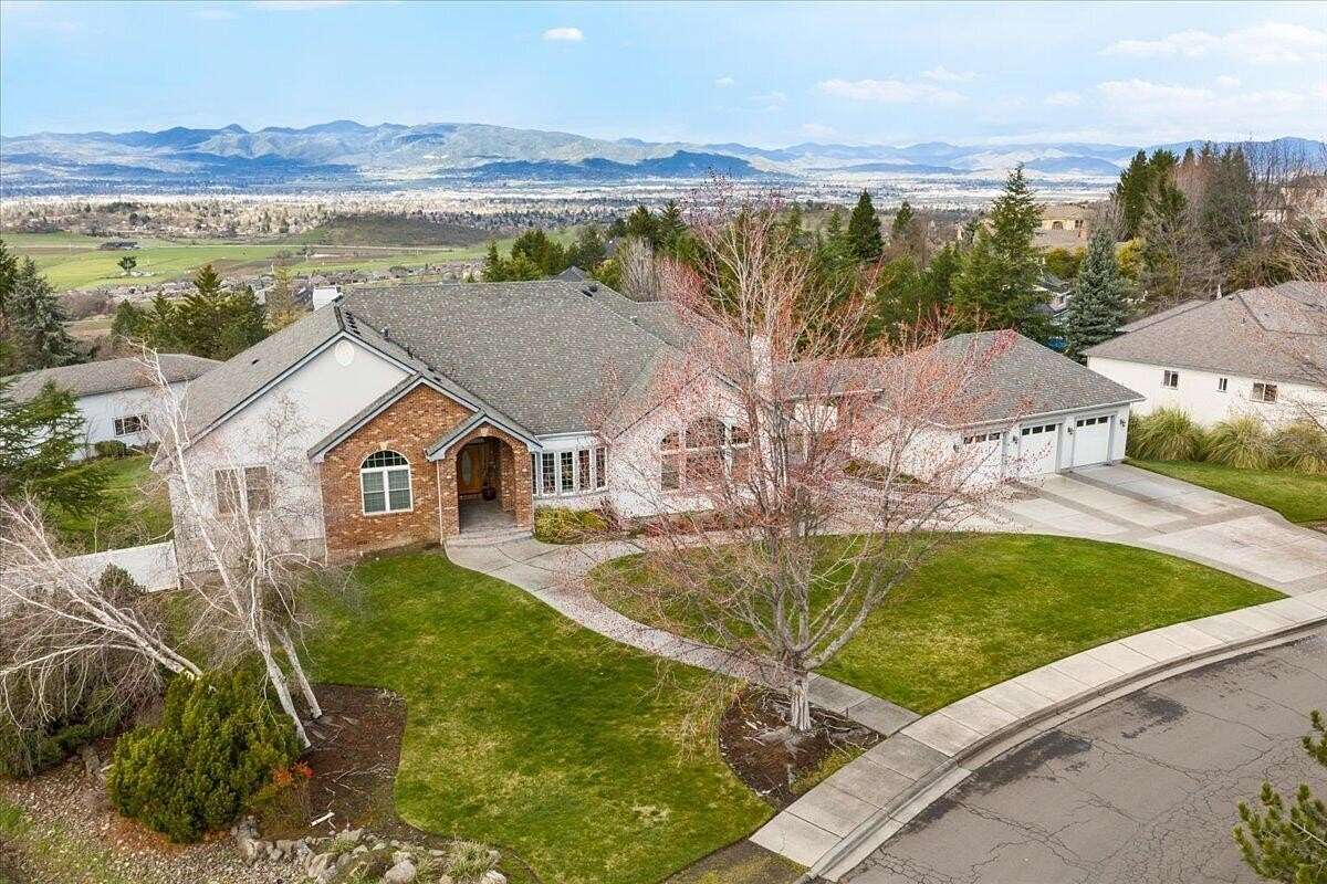 1.5 Acres of Land with Home for Sale in Medford, Oregon