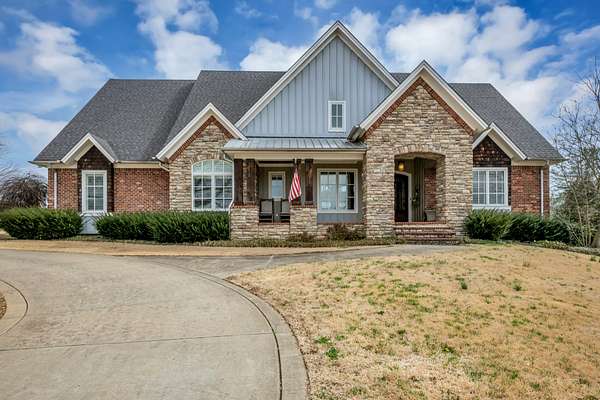 1.53 Acres of Land with Home for Sale in Columbia, Tennessee