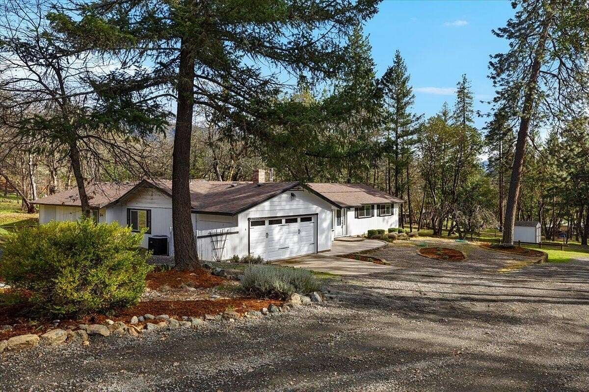 2.5 Acres of Land with Home for Sale in Jacksonville, Oregon