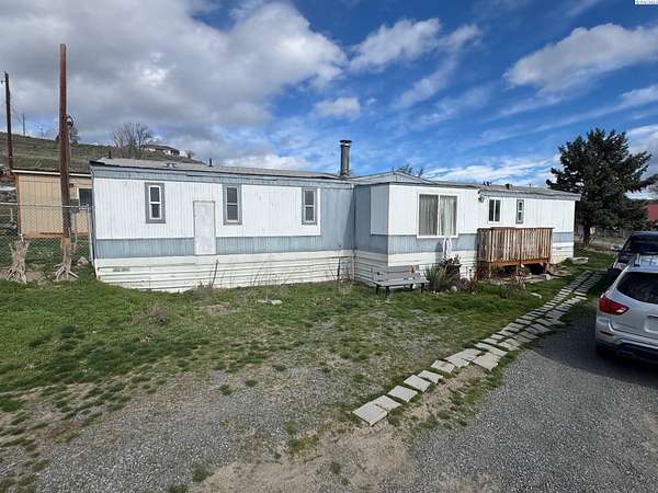 4 Acres of Land with Home for Sale in Selah, Washington