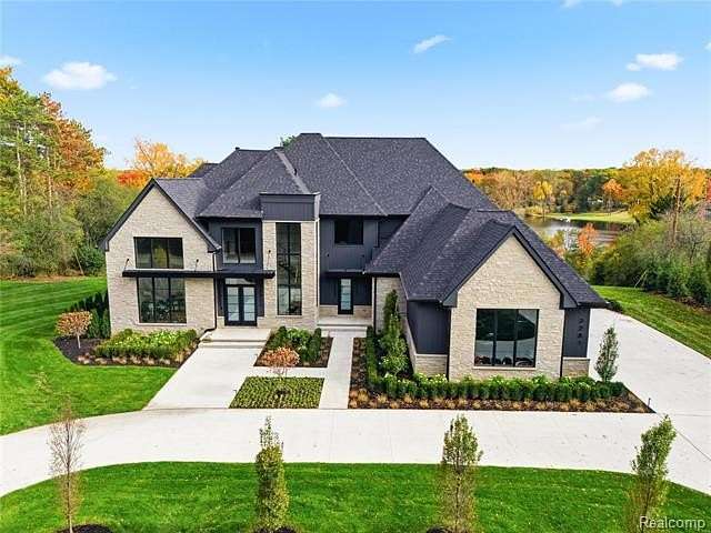 2.58 Acres of Land with Home for Sale in Bloomfield Township, Michigan