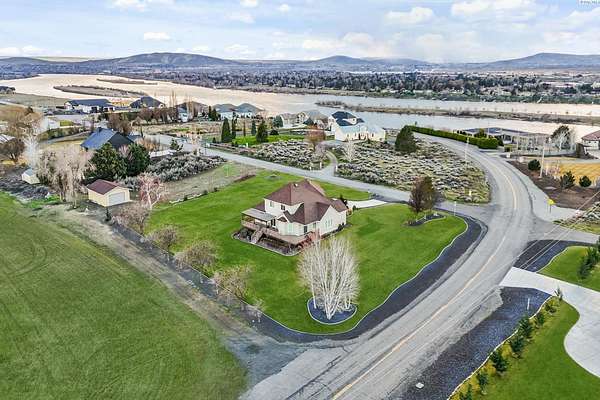 1.65 Acres of Land with Home for Sale in Pasco, Washington