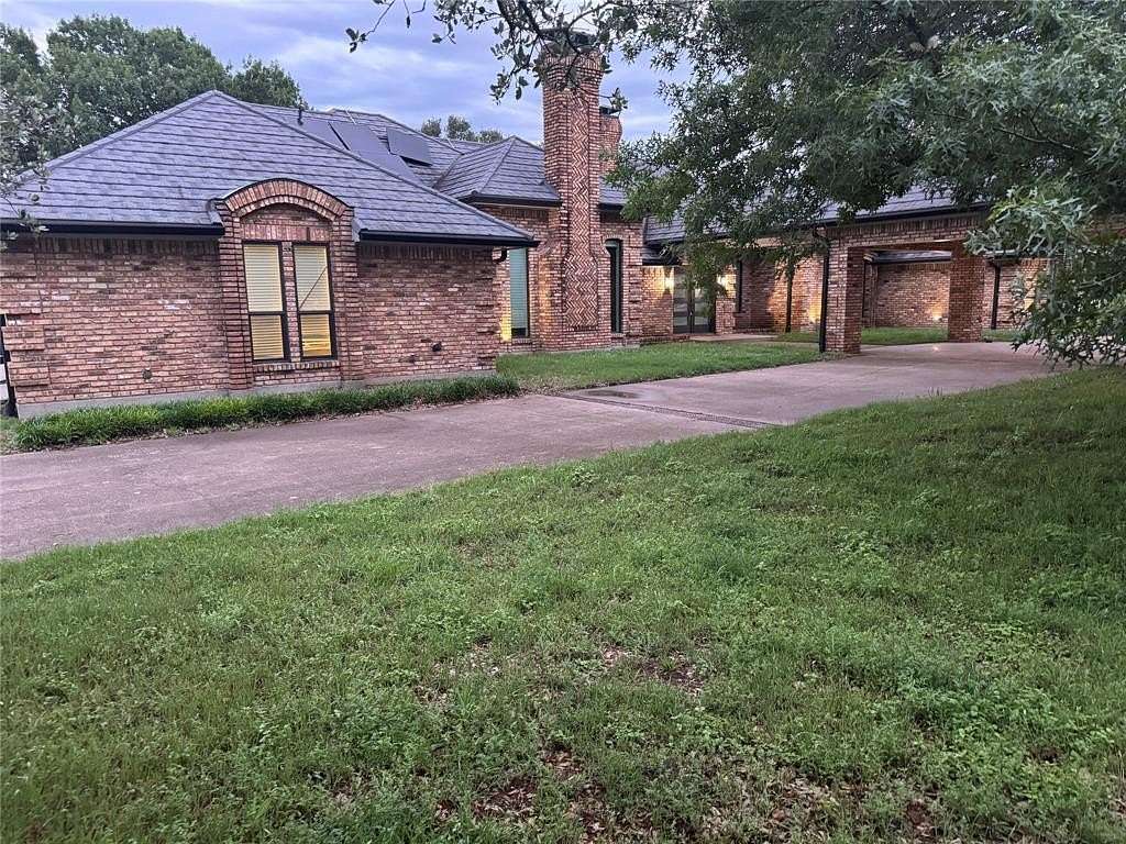 2.67 Acres of Land with Home for Lease in DeSoto, Texas