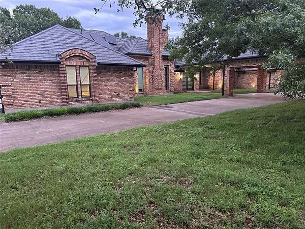 2.67 Acres of Land with Home for Lease in DeSoto, Texas