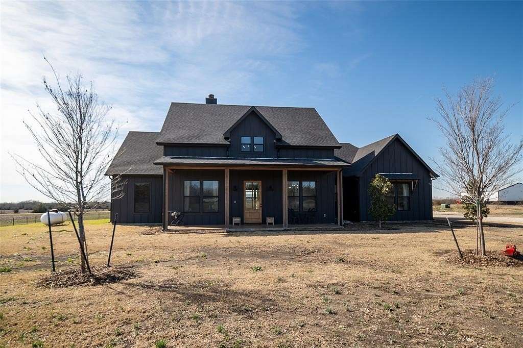 5.5 Acres of Land with Home for Sale in Van Alstyne, Texas