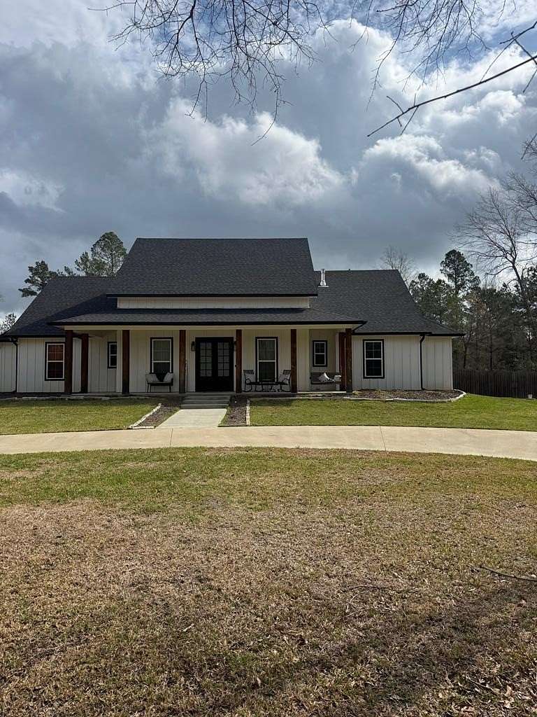 33 Acres of Recreational Land with Home for Sale in Diboll, Texas