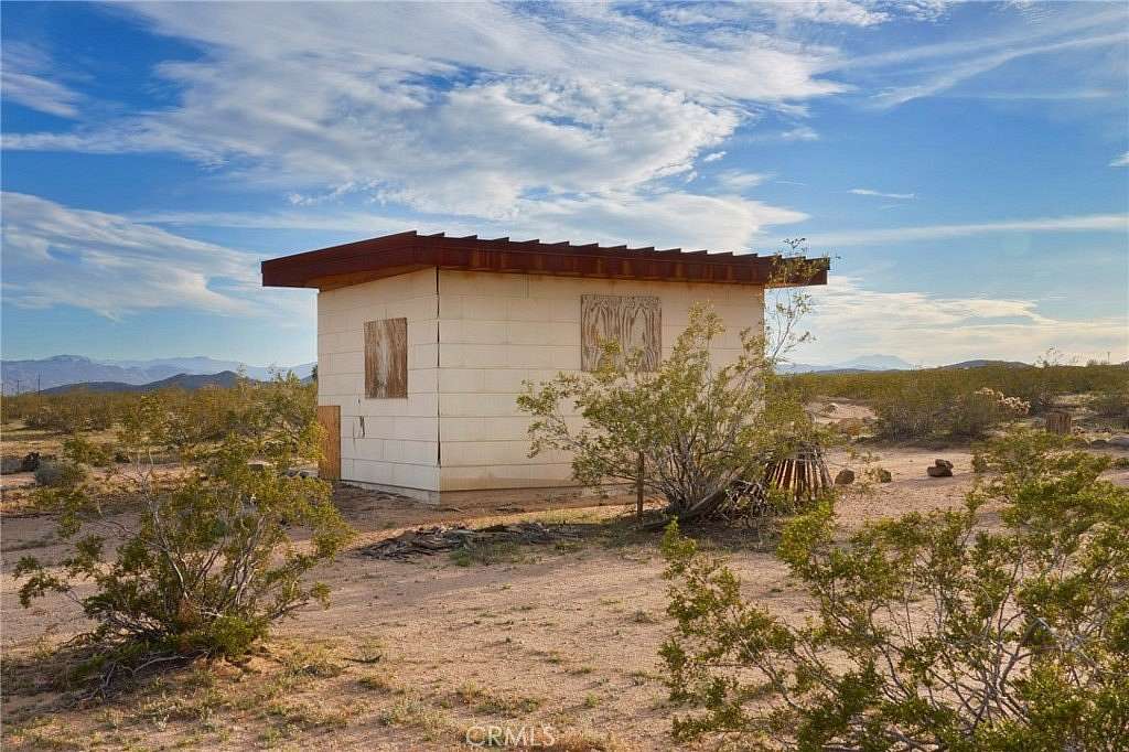 2.5 Acres of Improved Residential Land for Sale in Joshua Tree, California