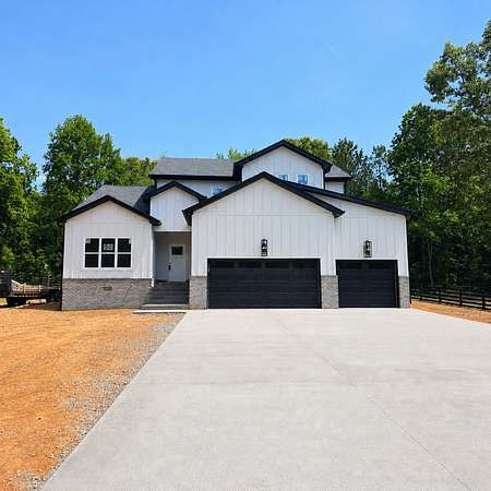 1.5 Acres of Land with Home for Sale in Clarksville, Tennessee