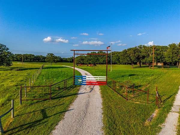 39.2 Acres of Land with Home for Sale in Boyd, Texas