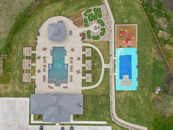 1 Acre of Residential Land for Sale in Oak Leaf, Texas