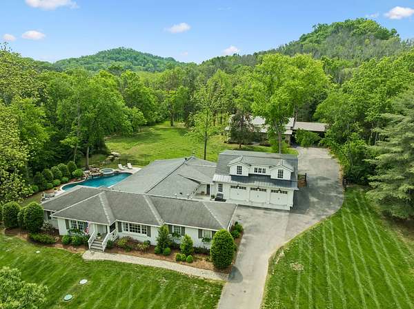 3 Acres of Land with Home for Sale in Brentwood, Tennessee