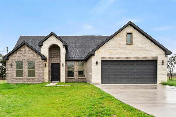 2.66 Acres of Land with Home for Sale in Barry, Texas