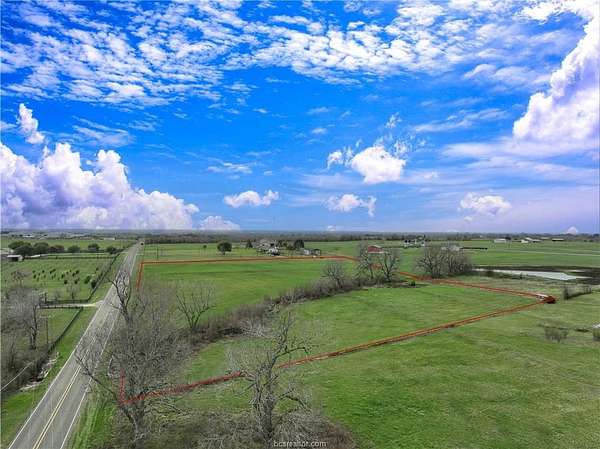 8 Acres of Residential Land for Sale in Navasota, Texas