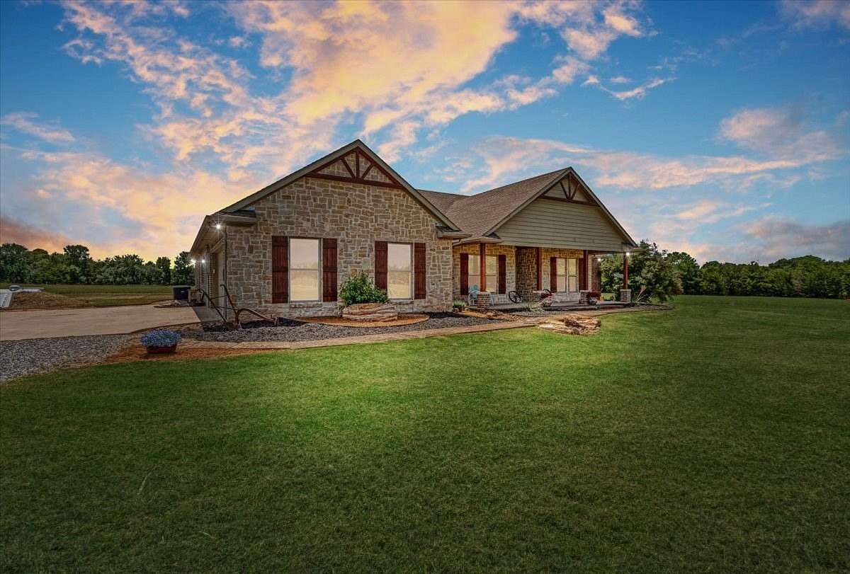 13.4 Acres of Land with Home for Sale in Van Alstyne, Texas
