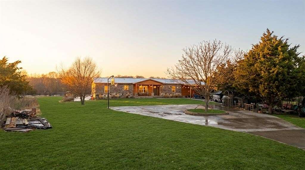 14 Acres of Recreational Land with Home for Sale in Nevada, Texas