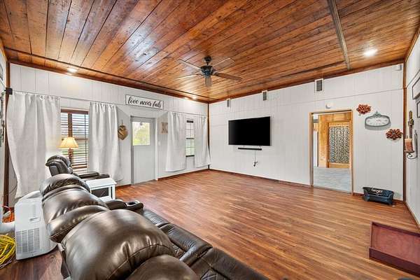 1.87 Acres of Land with Home for Sale in Fairfield, Texas