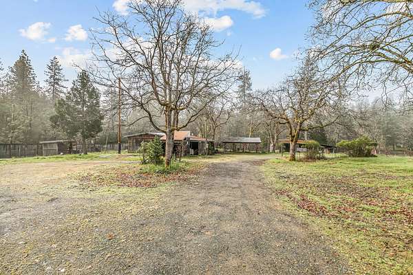 1 Acre of Land with Home for Sale in Rogue River, Oregon