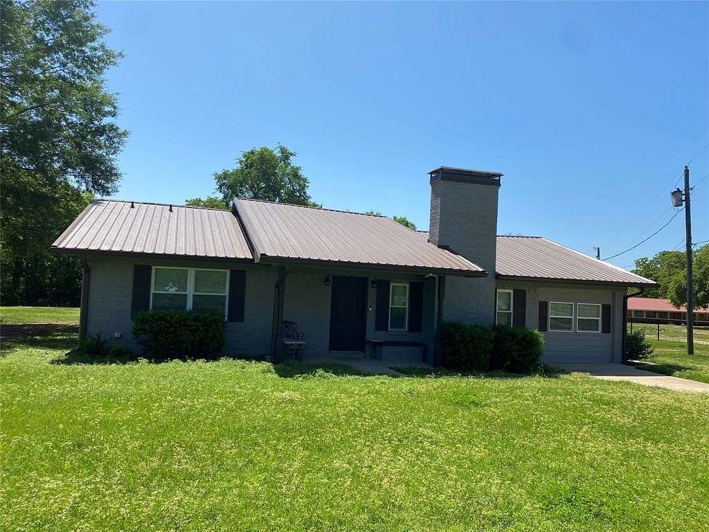 4.89 Acres of Land with Home for Sale in Malakoff, Texas