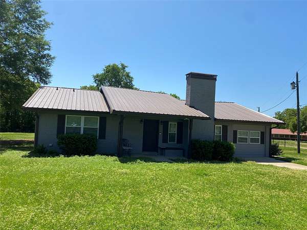 4.89 Acres of Land with Home for Sale in Malakoff, Texas