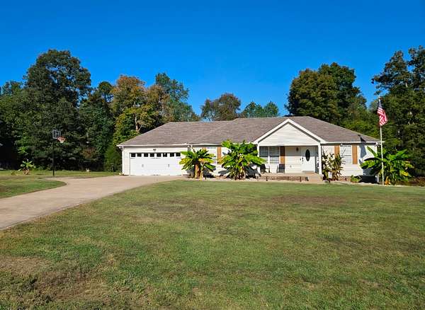 5 Acres of Land with Home for Sale in Charlotte, Tennessee