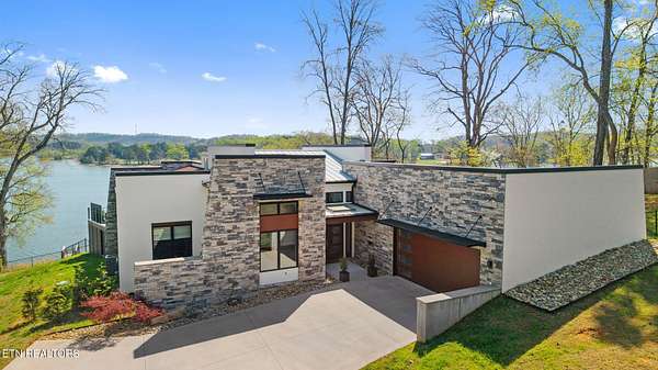 4.58 Acres of Land with Home for Sale in Harriman, Tennessee