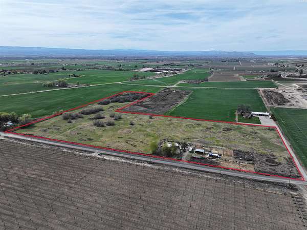 22.2 Acres of Agricultural Land with Home for Sale in Sunnyside, Washington