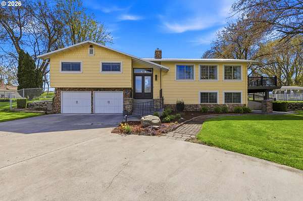 1.78 Acres of Land with Home for Sale in Hermiston, Oregon