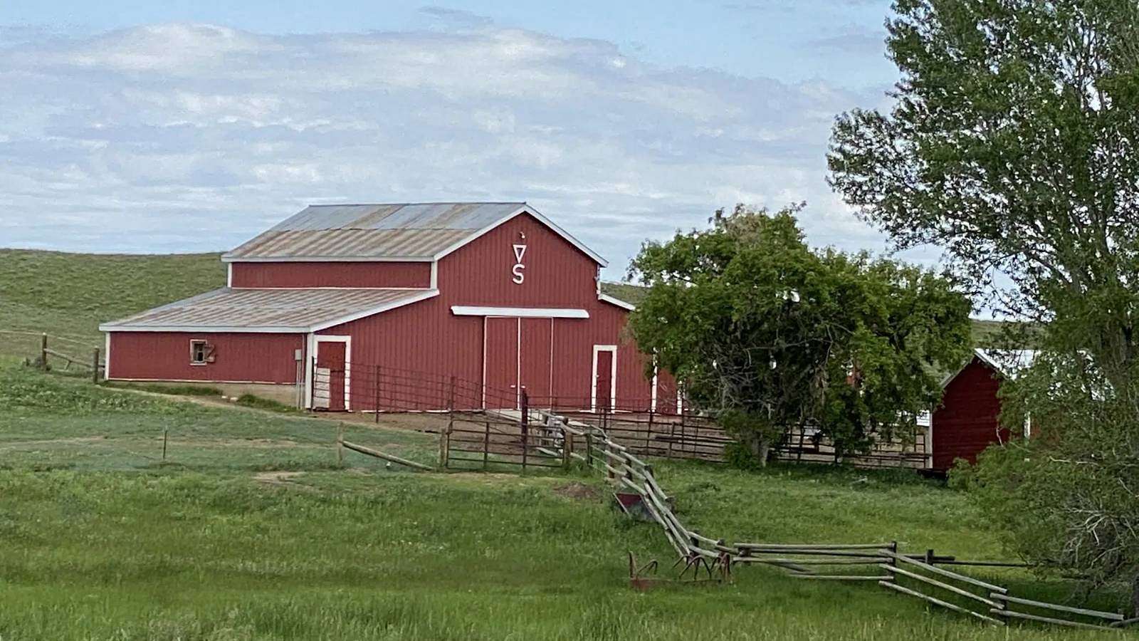 400 Acres of Land with Home for Sale in Buffalo, Wyoming