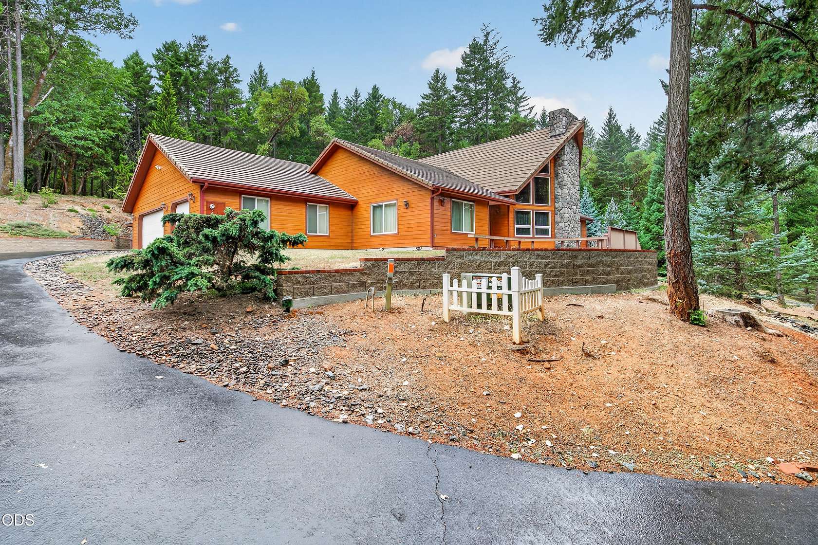 5 Acres of Land with Home for Sale in Grants Pass, Oregon