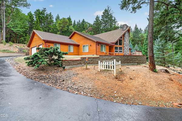 5 Acres of Land with Home for Sale in Grants Pass, Oregon