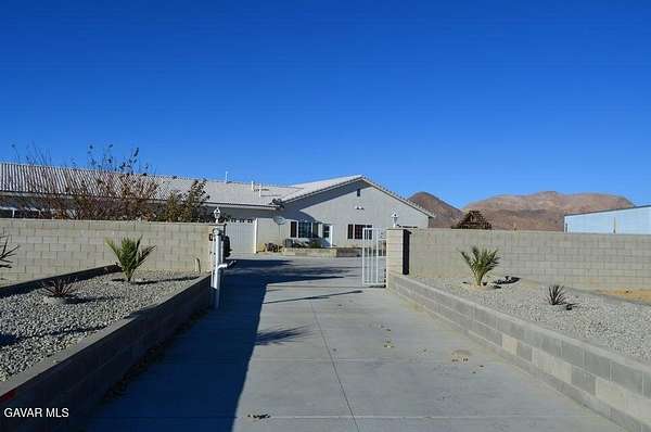 5.58 Acres of Land with Home for Sale in Mojave, California