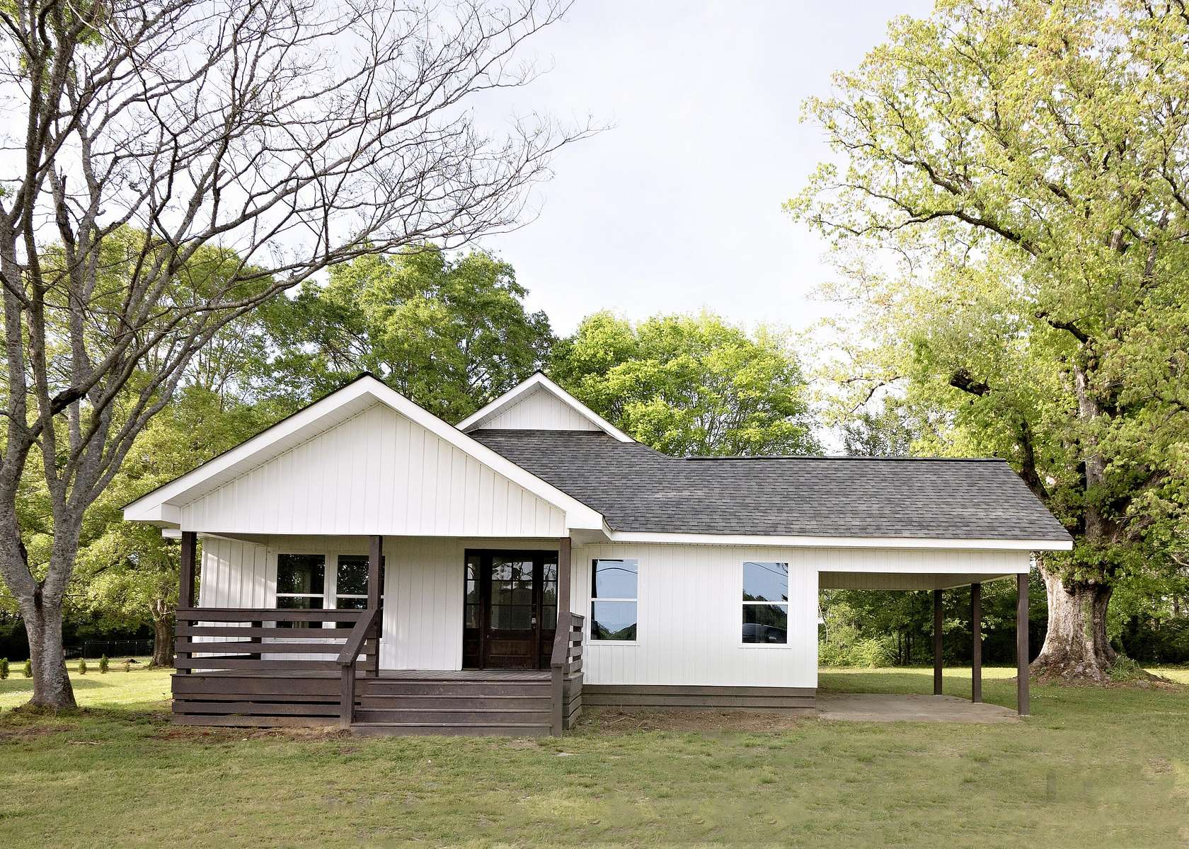 1.5 Acres of Land with Home for Sale in Columbus, Mississippi