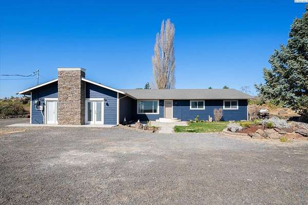 19 Acres of Land with Home for Sale in Eltopia, Washington