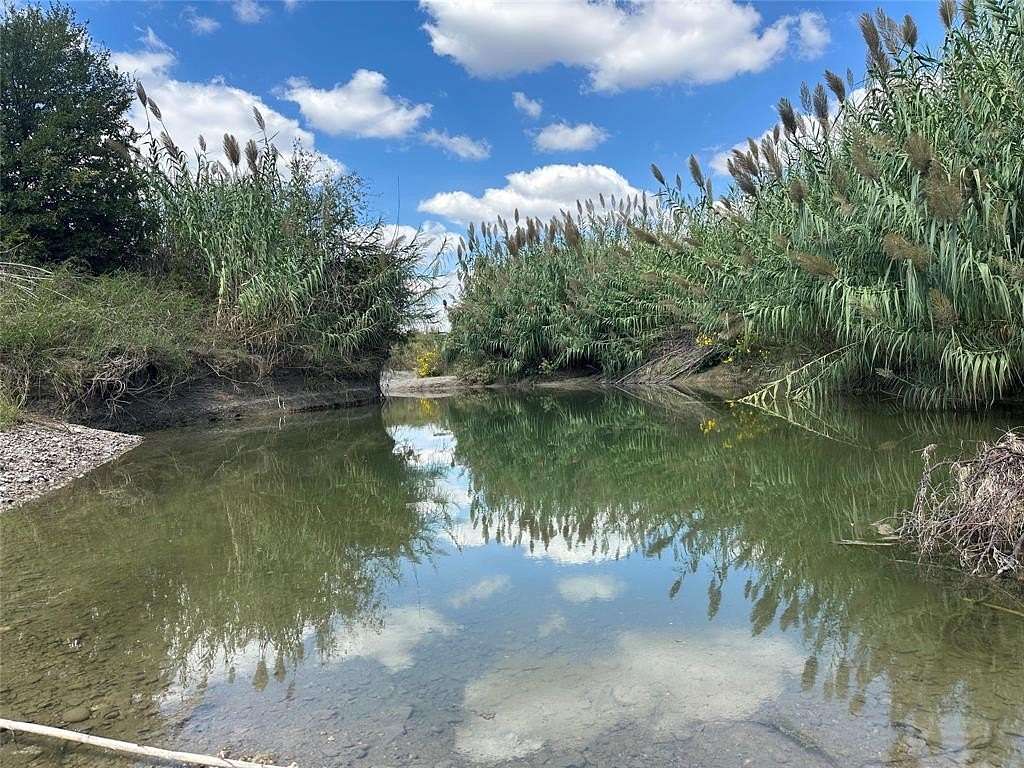 10 Acres of Land for Sale in Abbott, Texas