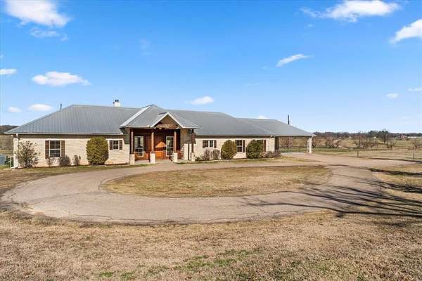 415 Acres of Agricultural Land with Home for Sale in Mount Pleasant, Texas