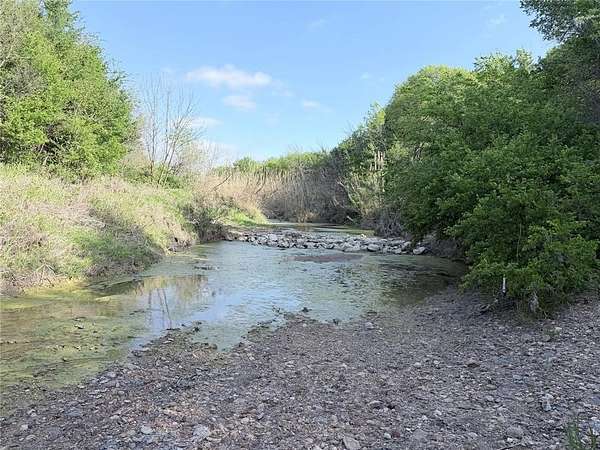 28 Acres of Recreational & Residential Land for Sale in Abbott, Texas