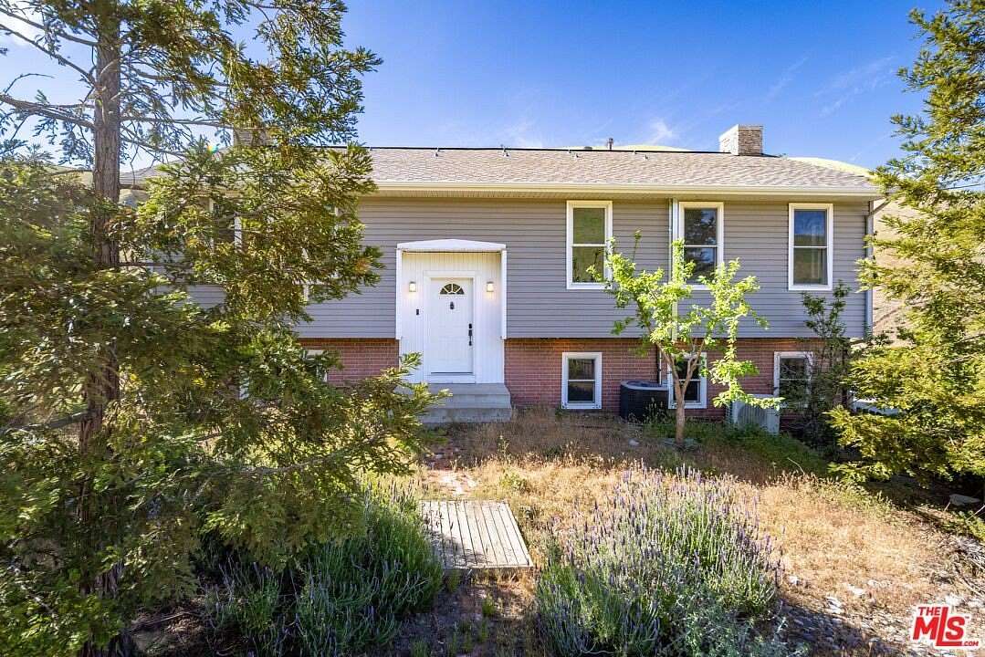 2.5 Acres of Land with Home for Sale in Lebec, California