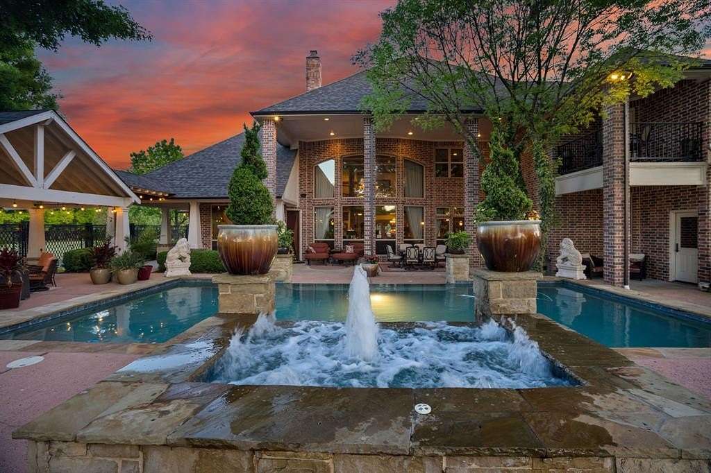 7.63 Acres of Land with Home for Sale in Oak Leaf, Texas