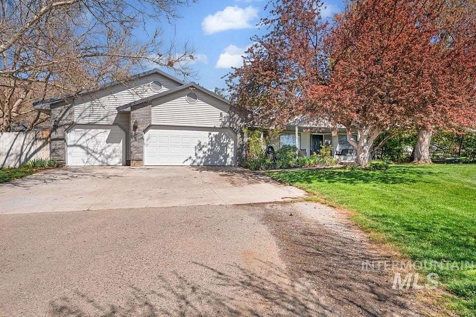 5.29 Acres of Land with Home for Sale in Payette, Idaho