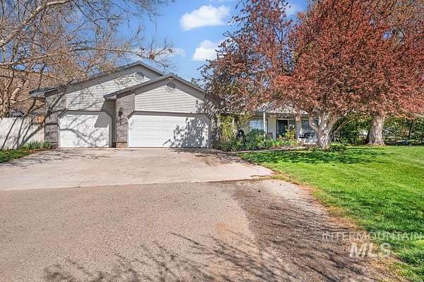 5.29 Acres of Land with Home for Sale in Payette, Idaho